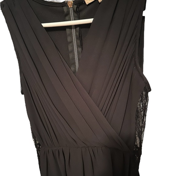 Elegant Black Sleeveless Dress - Picture 3 of 3